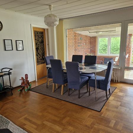 Villa Med Egen Parkering. Moejlighet Att Boka Fran 1 Och Upp Till 5 Personer. Örebro Esterno foto