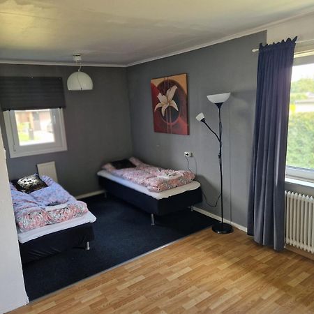 Villa Med Egen Parkering. Moejlighet Att Boka Fran 1 Och Upp Till 5 Personer. Örebro Esterno foto