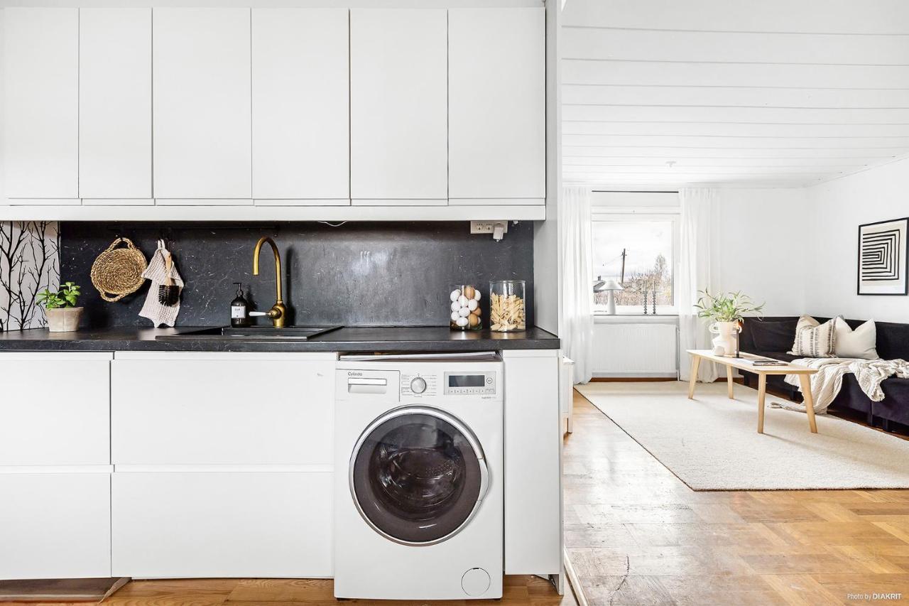 Villa Med Egen Parkering. Moejlighet Att Boka Fran 1 Och Upp Till 5 Personer. Örebro Esterno foto