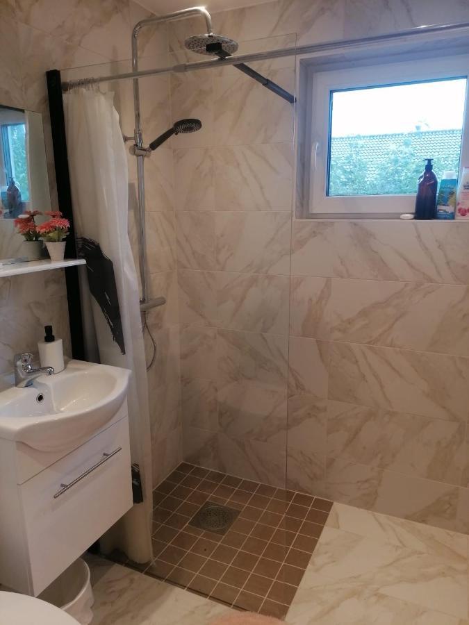 Villa Med Egen Parkering. Moejlighet Att Boka Fran 1 Och Upp Till 5 Personer. Örebro Esterno foto