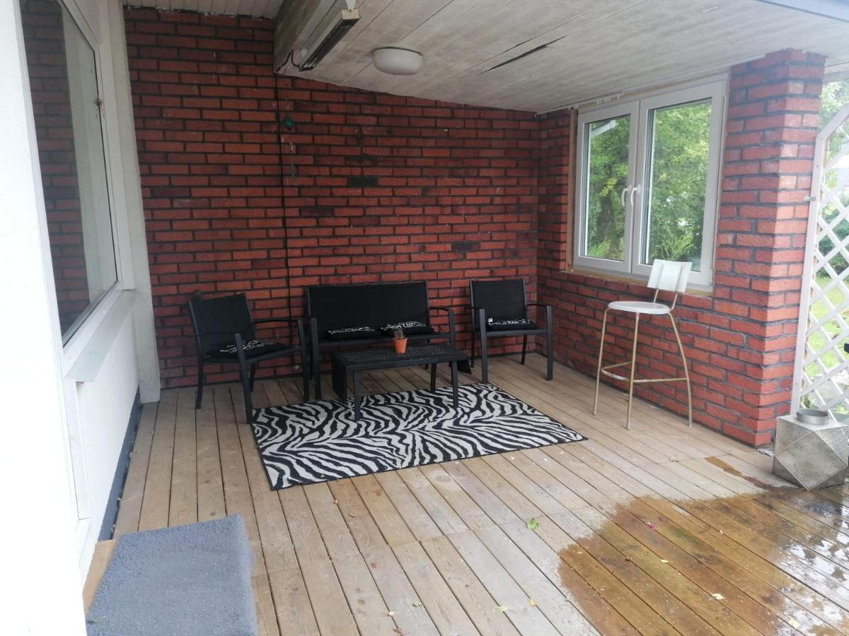 Villa Med Egen Parkering. Moejlighet Att Boka Fran 1 Och Upp Till 5 Personer. Örebro Esterno foto