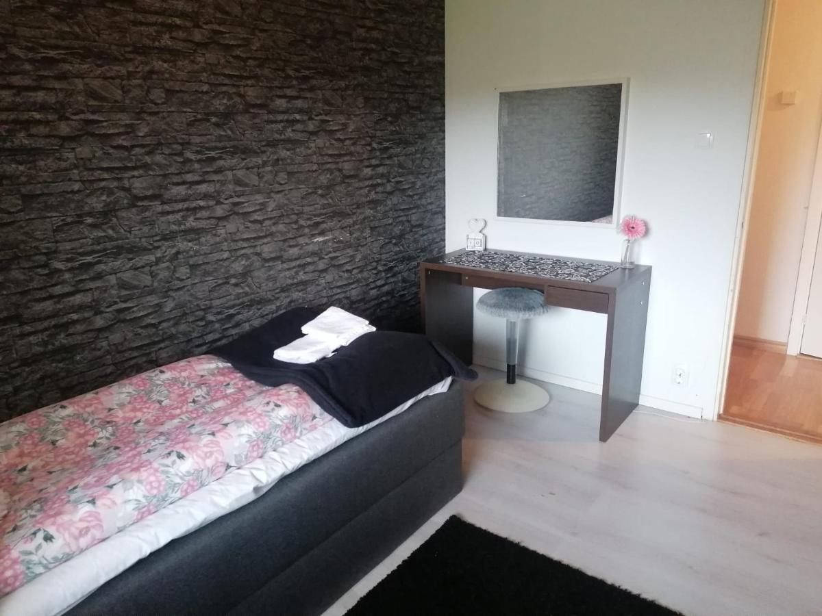 Villa Med Egen Parkering. Moejlighet Att Boka Fran 1 Och Upp Till 5 Personer. Örebro Esterno foto