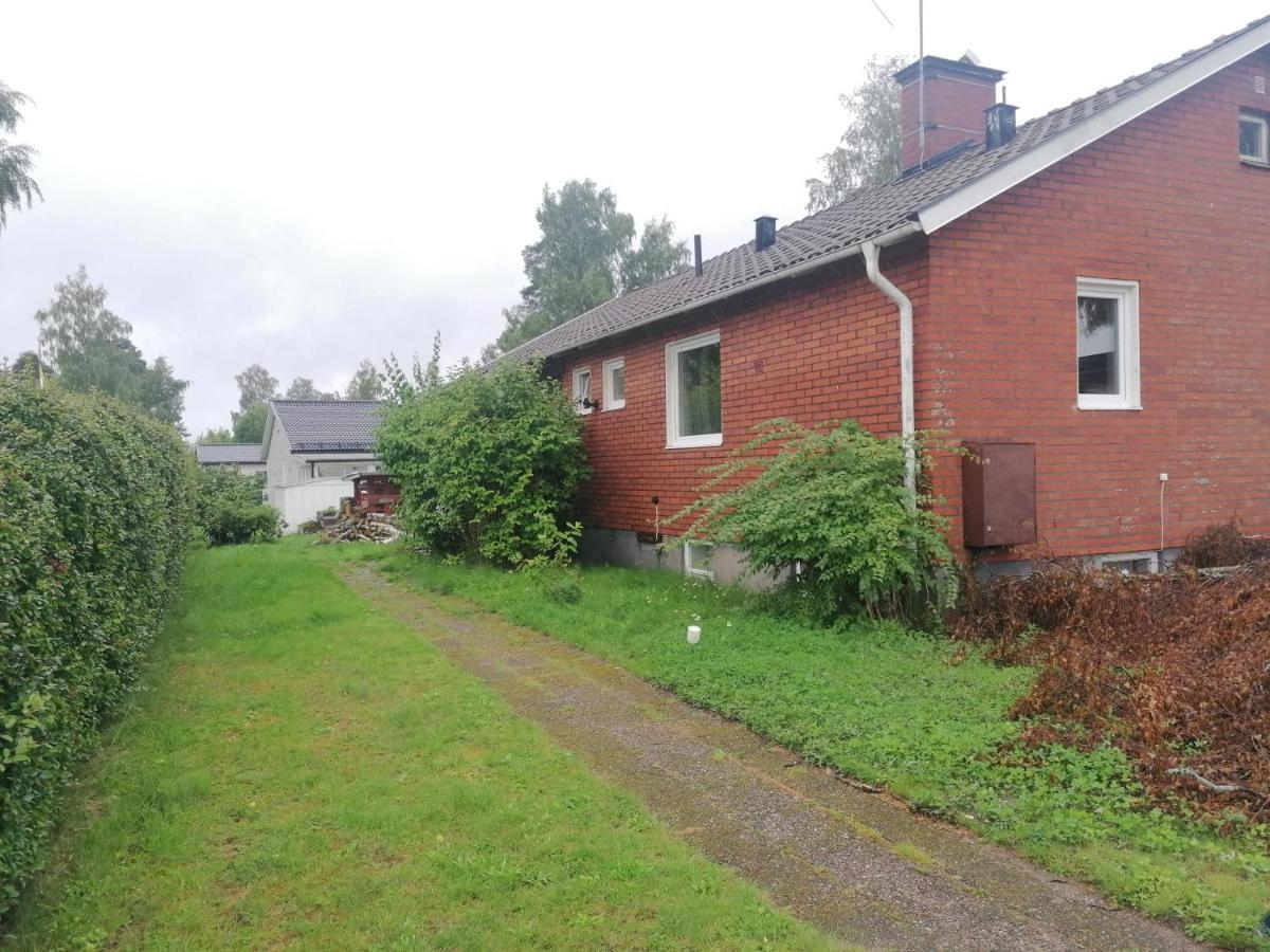 Villa Med Egen Parkering. Moejlighet Att Boka Fran 1 Och Upp Till 5 Personer. Örebro Esterno foto