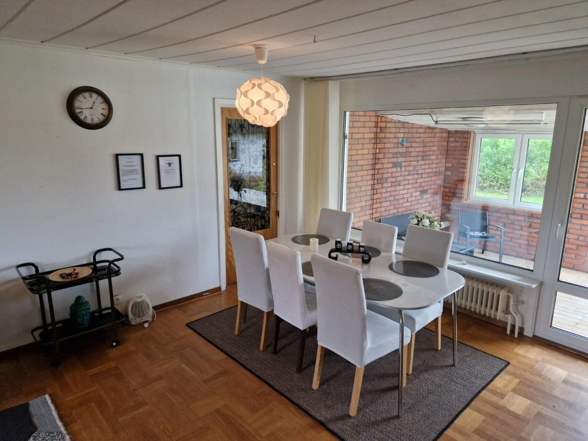 Villa Med Egen Parkering. Moejlighet Att Boka Fran 1 Och Upp Till 5 Personer. Örebro Esterno foto