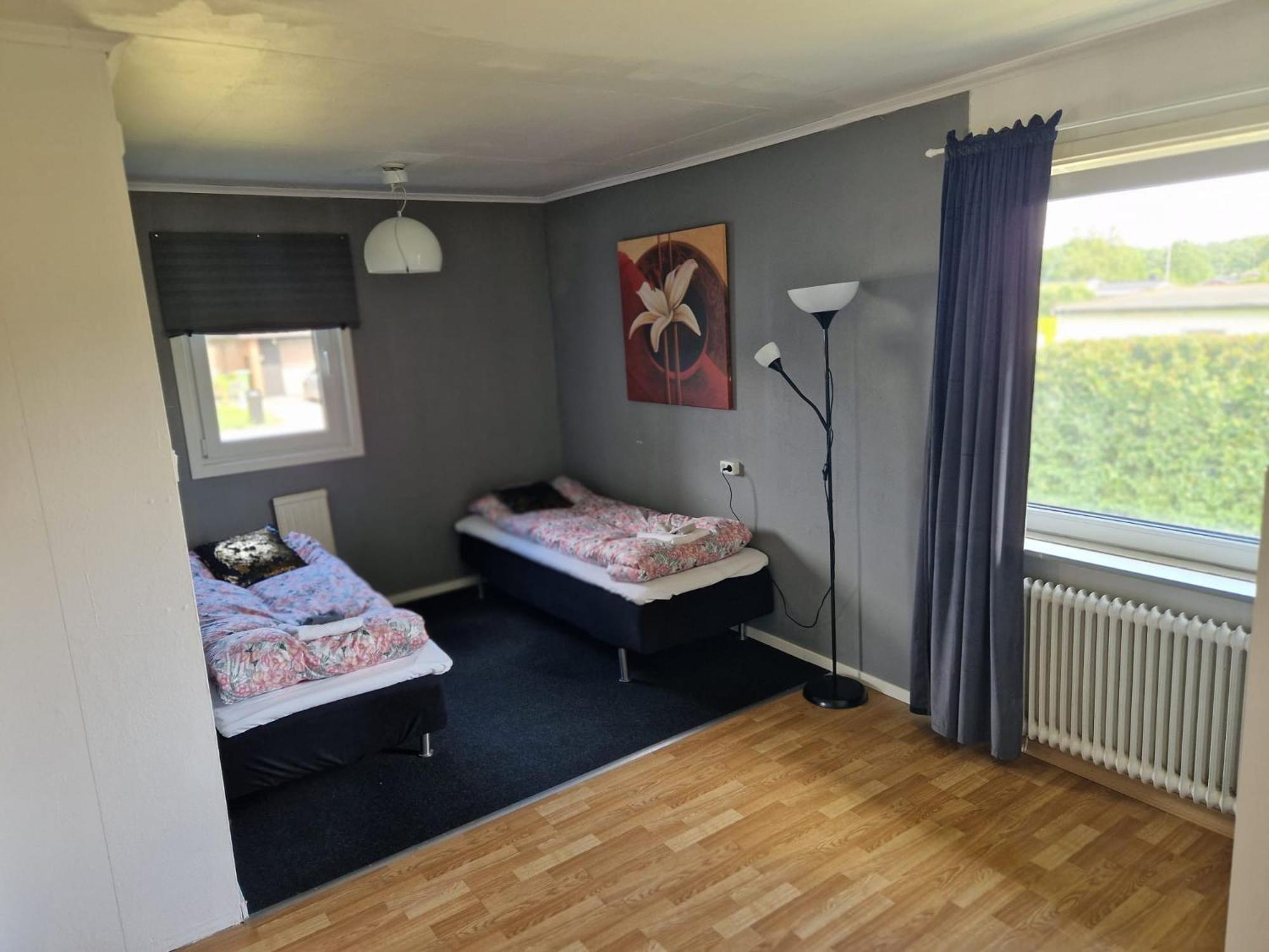 Villa Med Egen Parkering. Moejlighet Att Boka Fran 1 Och Upp Till 5 Personer. Örebro Esterno foto