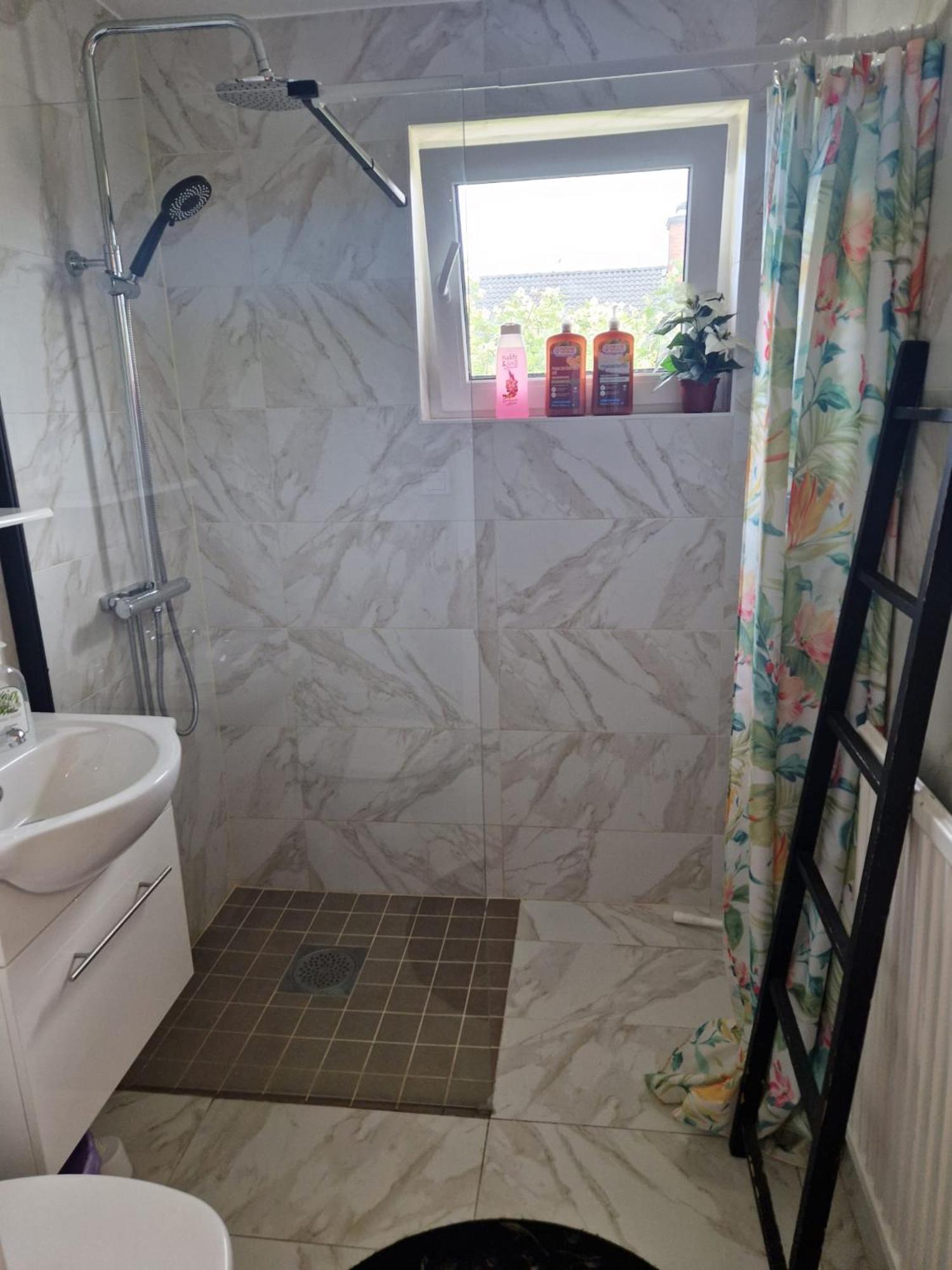 Villa Med Egen Parkering. Moejlighet Att Boka Fran 1 Och Upp Till 5 Personer. Örebro Esterno foto