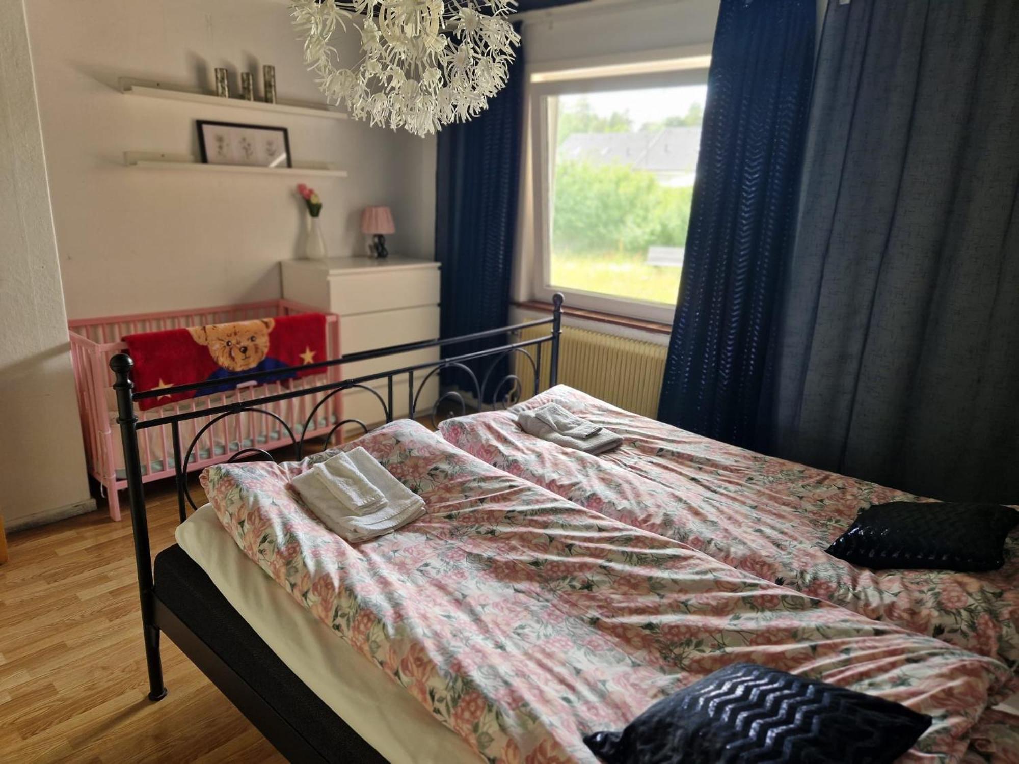 Villa Med Egen Parkering. Moejlighet Att Boka Fran 1 Och Upp Till 5 Personer. Örebro Esterno foto