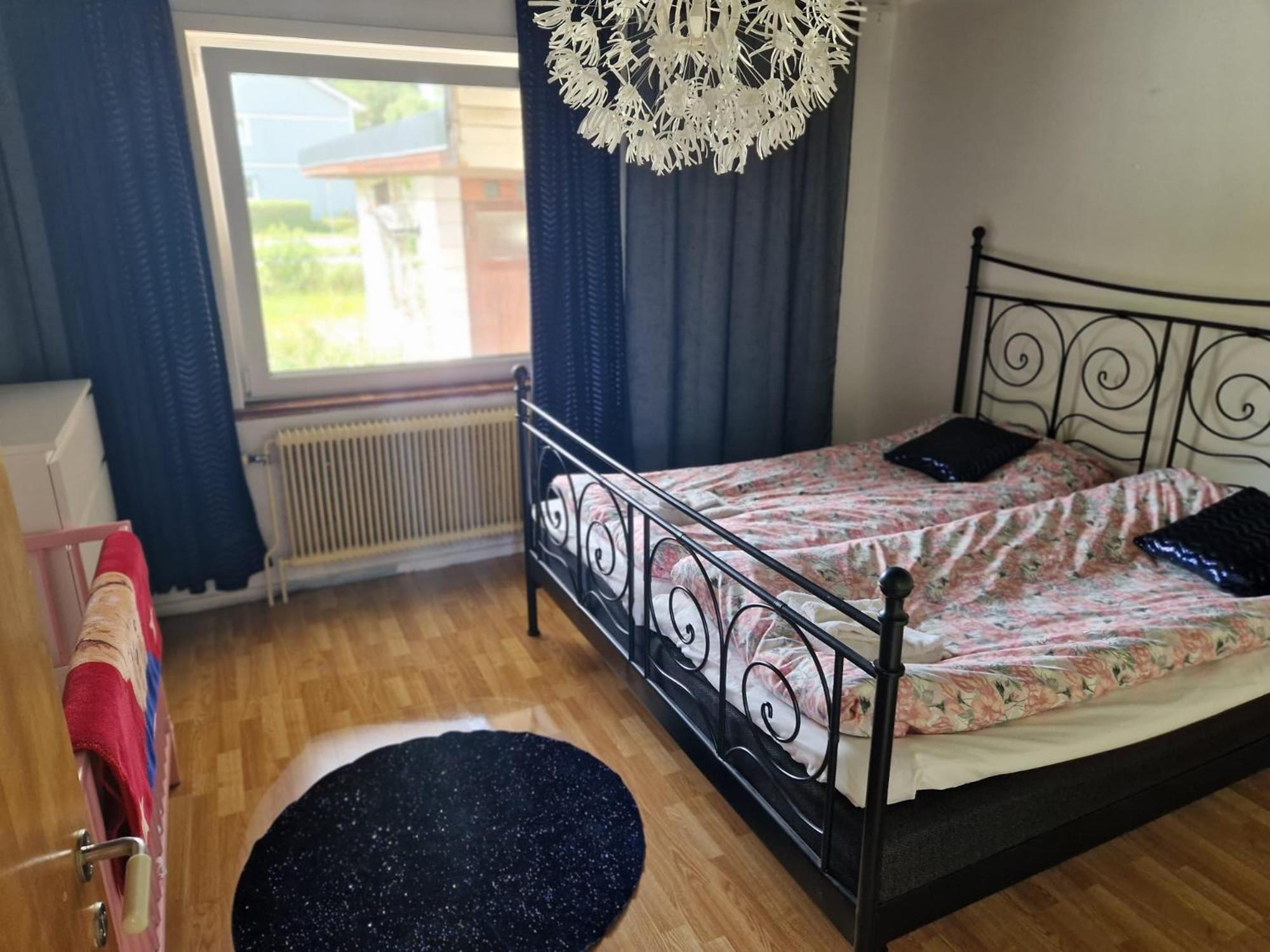 Villa Med Egen Parkering. Moejlighet Att Boka Fran 1 Och Upp Till 5 Personer. Örebro Esterno foto