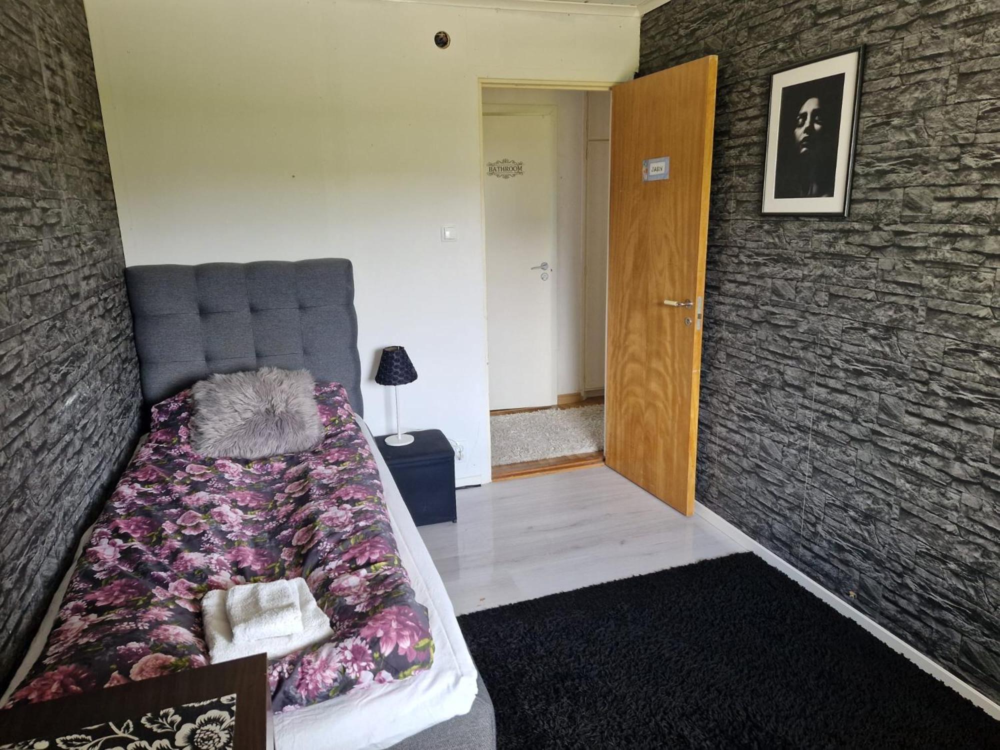 Villa Med Egen Parkering. Moejlighet Att Boka Fran 1 Och Upp Till 5 Personer. Örebro Esterno foto
