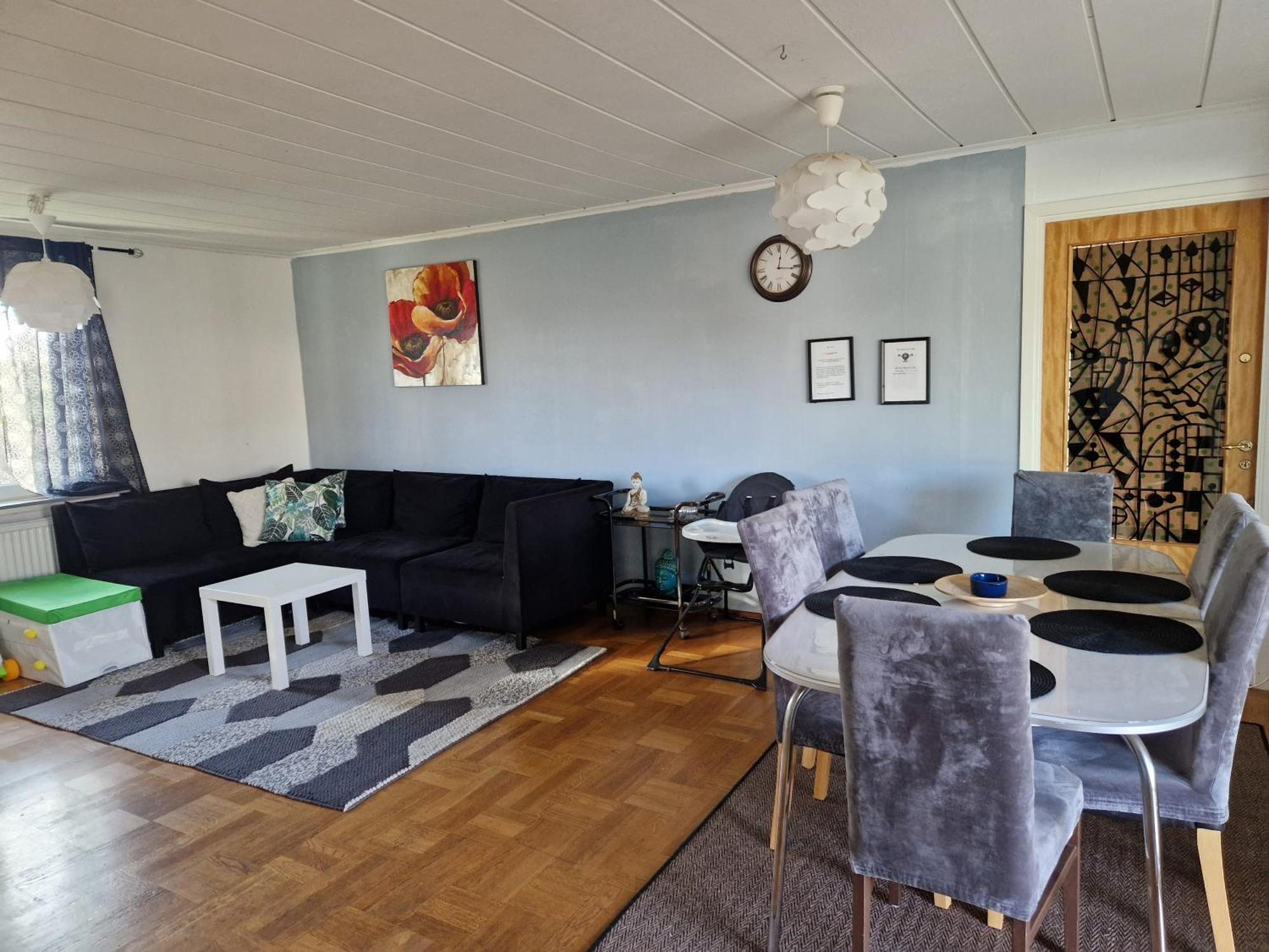Villa Med Egen Parkering. Moejlighet Att Boka Fran 1 Och Upp Till 5 Personer. Örebro Esterno foto